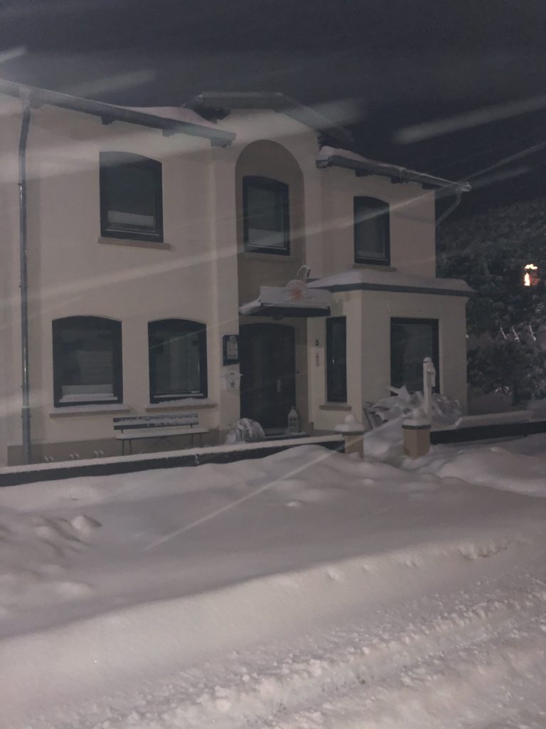 Haus im Schnee bei Nacht