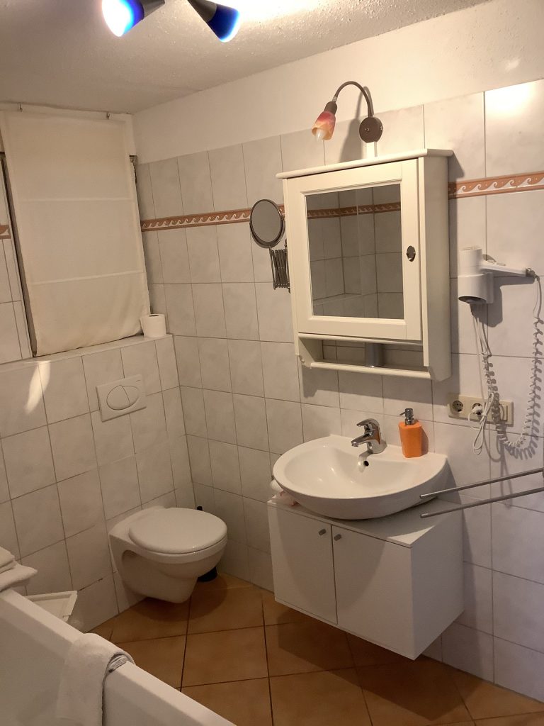 Badezimmer mit Waschbecken und Toilette