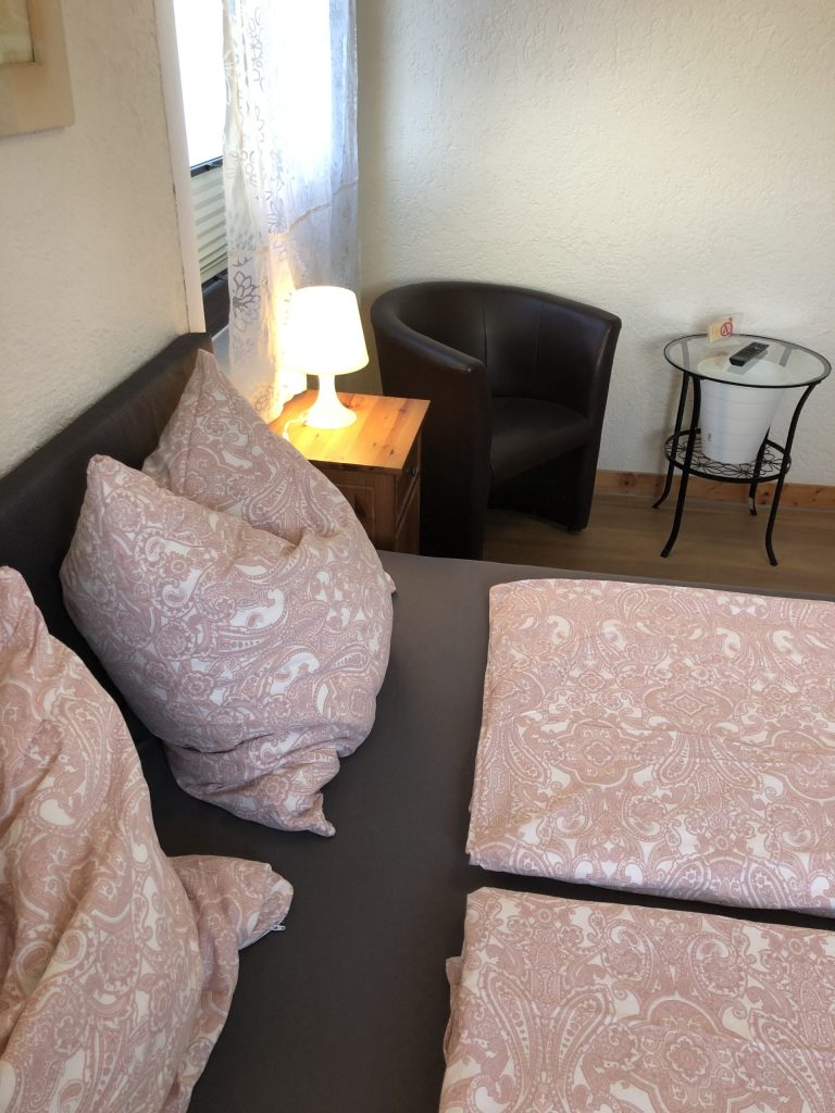 Gemütliches Schlafzimmer mit Kissen