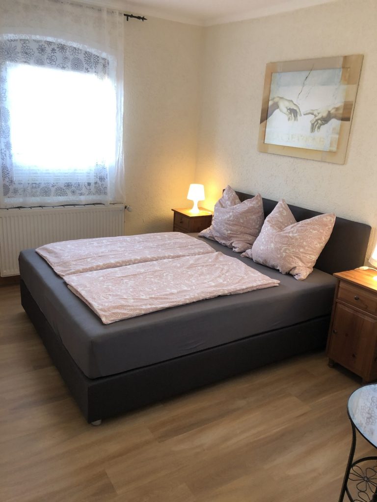 Gemütliches Schlafzimmer mit Bett