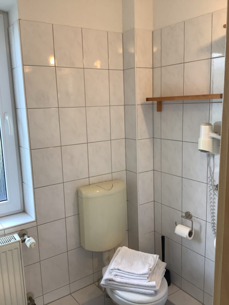 Badezimmer mit weißen Fliesen
