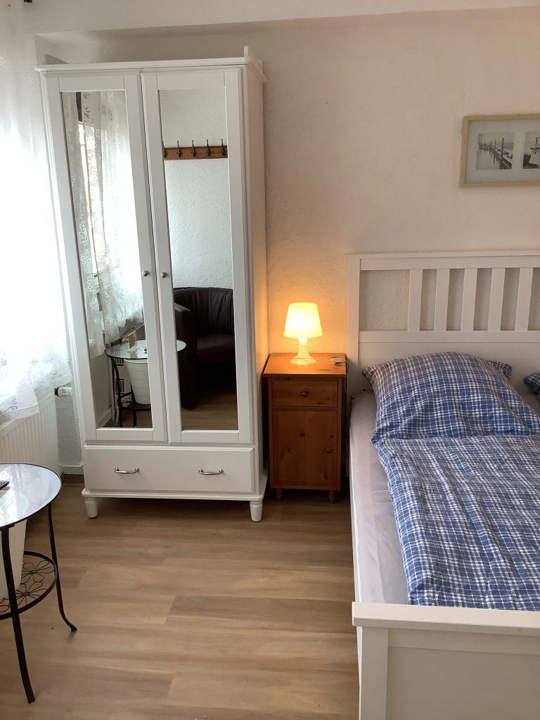 Schlafzimmer mit Holzmöbeln und Lampe