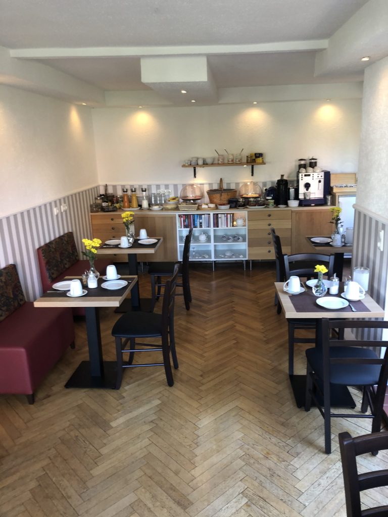 Helle Frühstücksraum mit Tischen