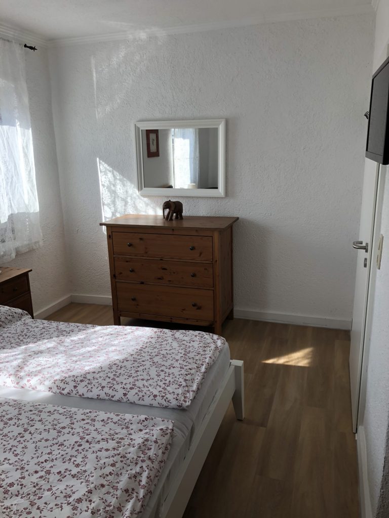Schlafzimmer mit Holzmöbeln