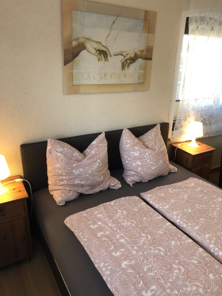 Bett mit Kissen und Kunstwerk