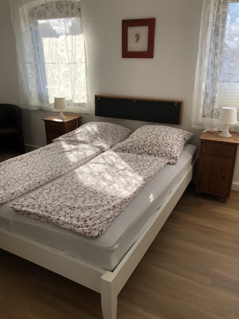 Helles Schlafzimmer mit Bett