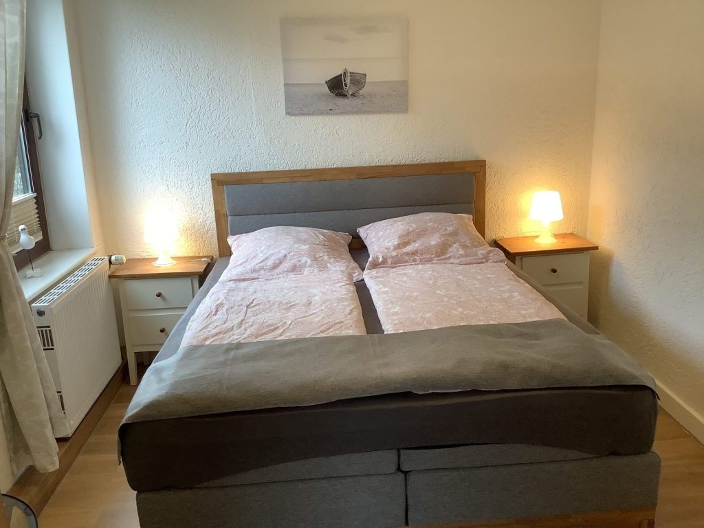 Schlafzimmer mit Doppelbett und Lampen