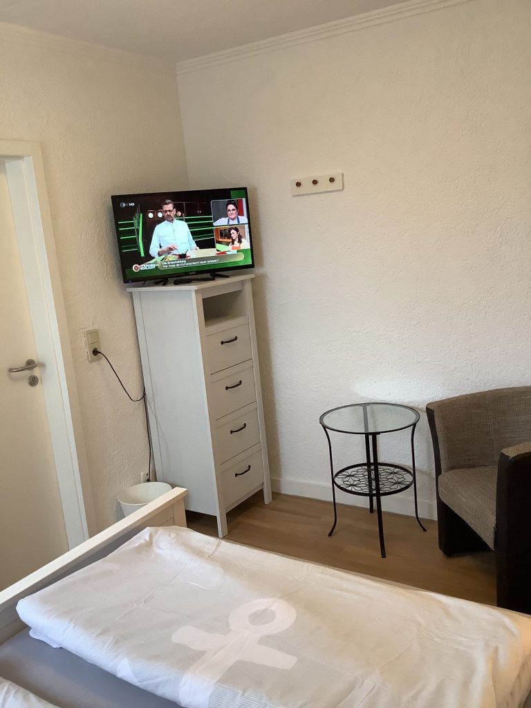 Wohnzimmer mit Fernseher und Möbel