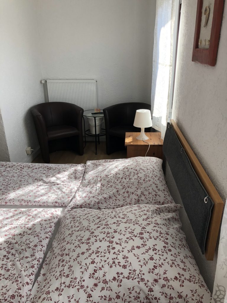 Gemütliches Schlafzimmer mit Sessel