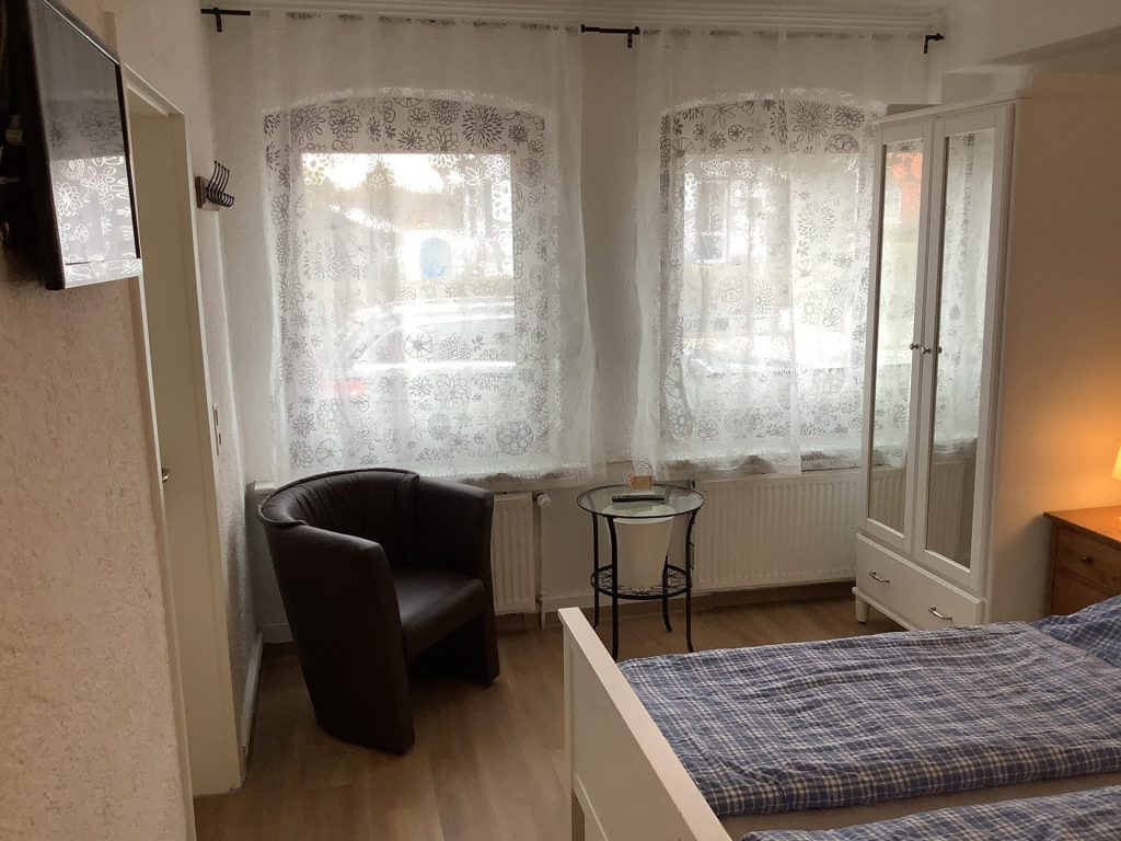 Gemütliches Schlafzimmer mit Fenster