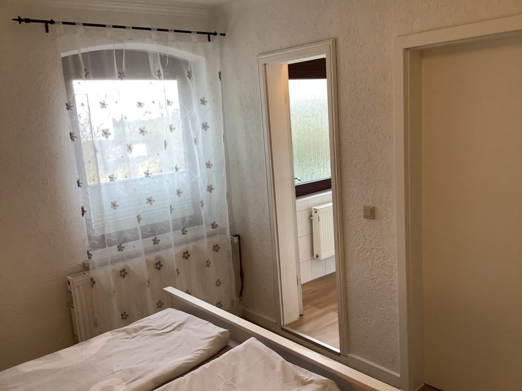 Helles Zimmer mit Fenstern