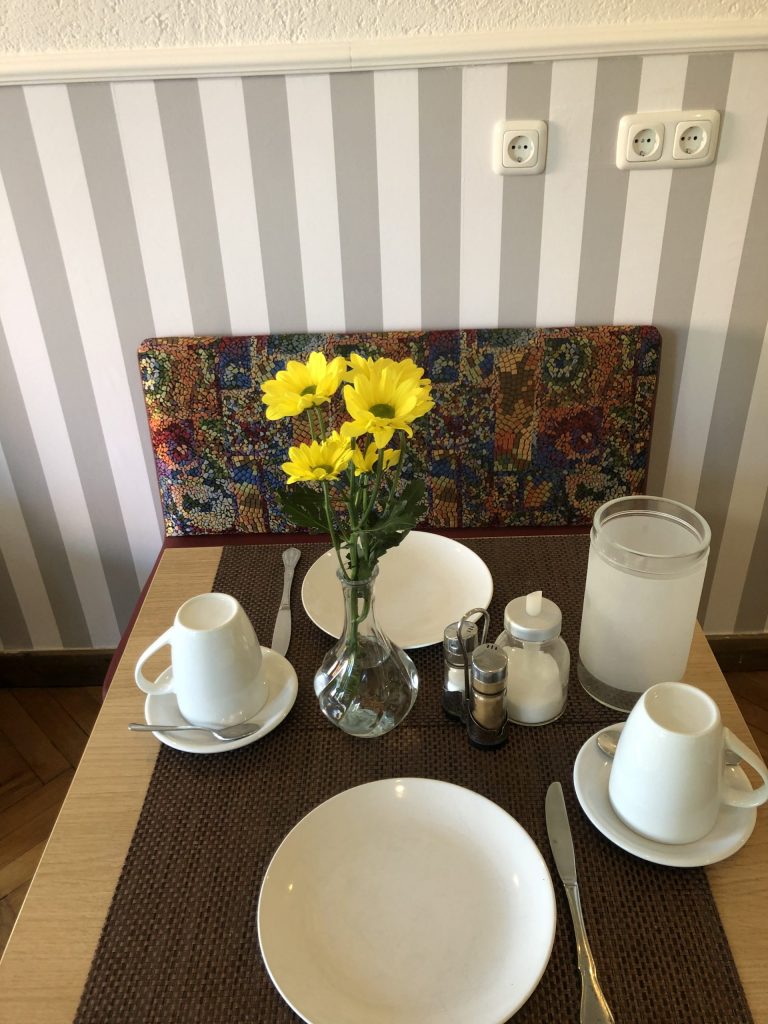 Frühstückstisch mit gelben Blumen