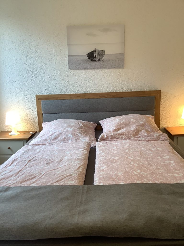 Bett mit rosa Bettwäsche