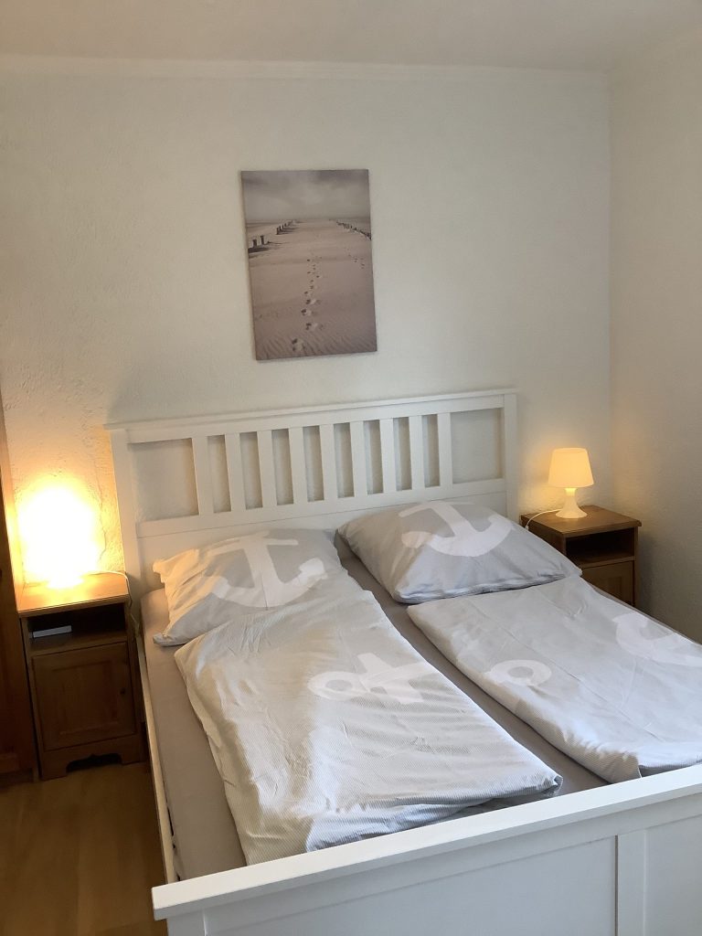 Schlafzimmer mit Doppelbett und Kunst