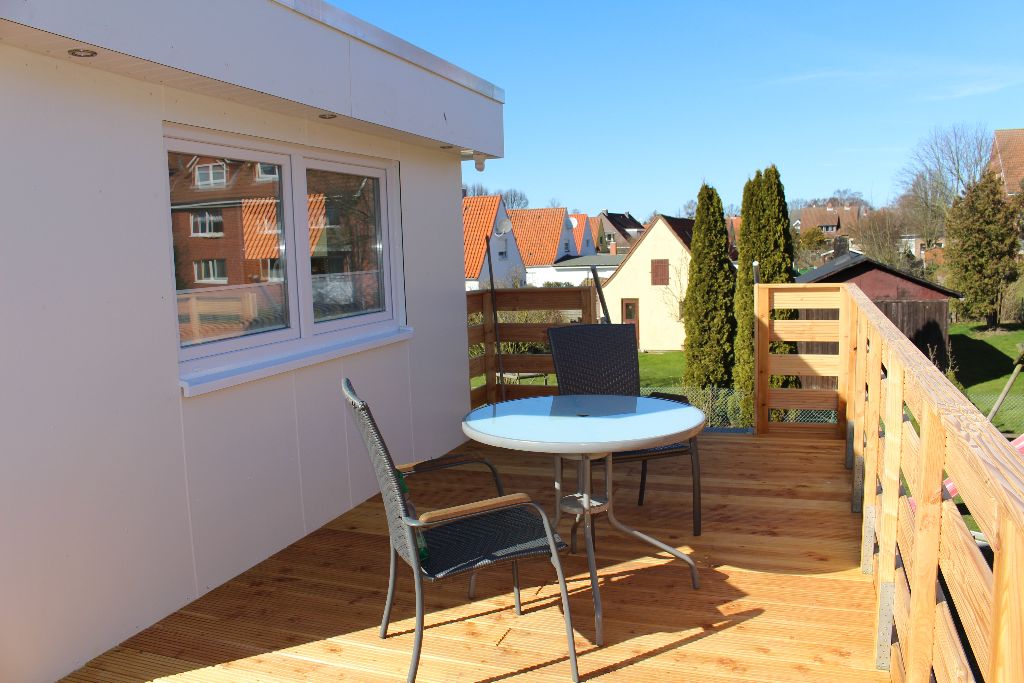 Dachterrasse mit Tisch und Stühlen