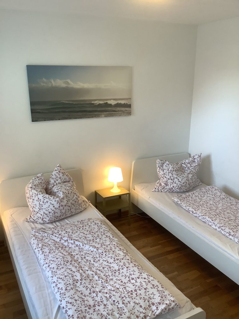 Zwei Betten im Schlafzimmer