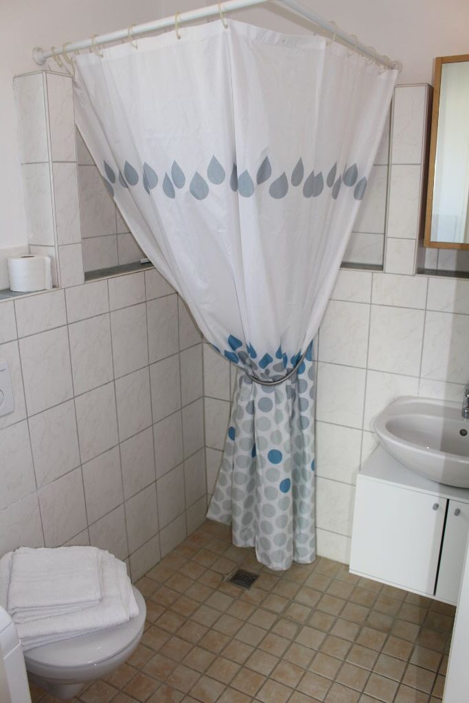 Badezimmer mit Duschvorhang