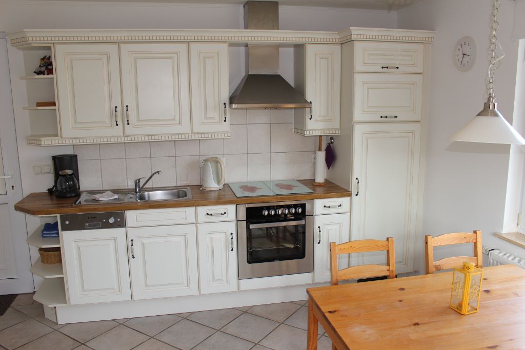 Helle, moderne Küche mit Tisch