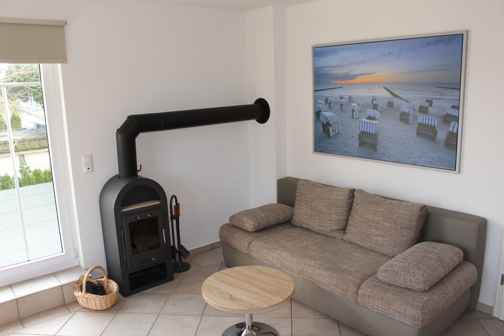 Wohnzimmer mit Kamin und Sofa