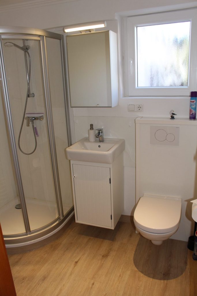 Badezimmer mit Dusche und WC