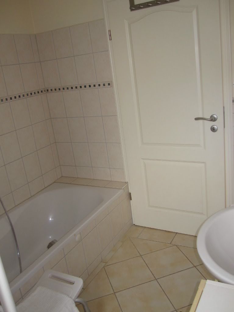 Badezimmer mit Badewanne und Tür