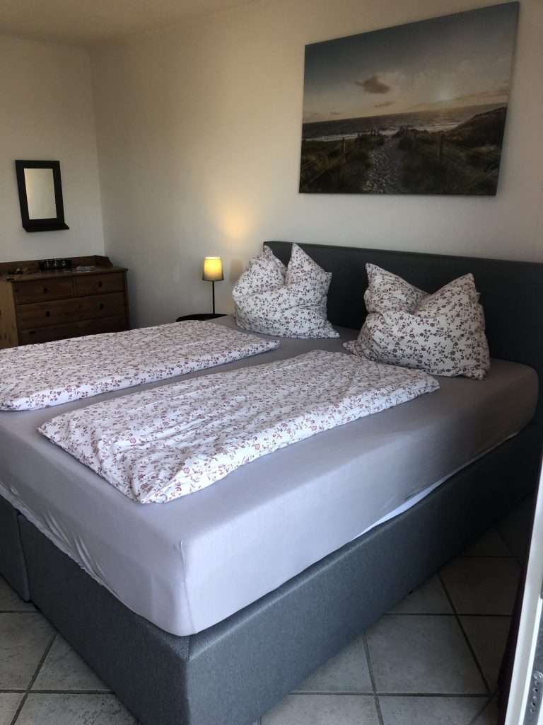 Schlafzimmer mit Doppelbett und Lampe