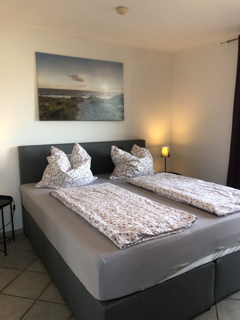 Schlafzimmer mit Doppelbett und Bild