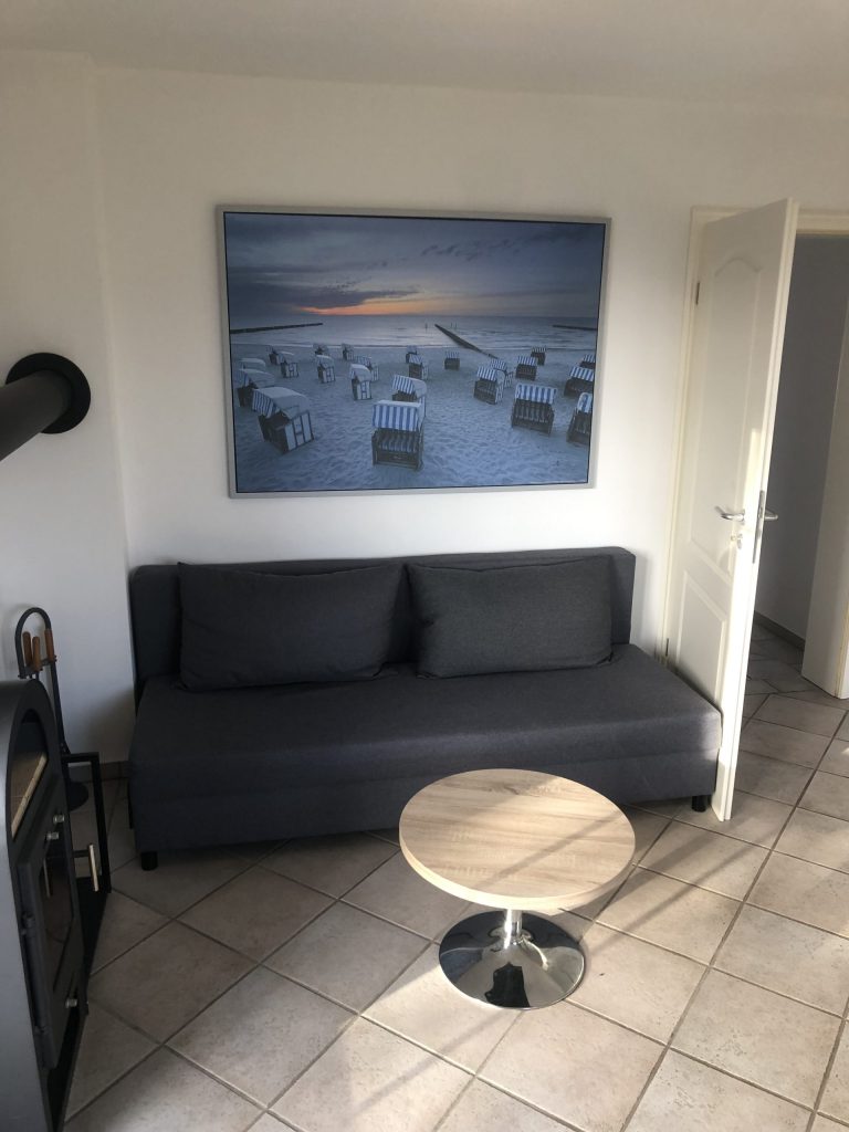 Schwarzes Sofa und Tisch