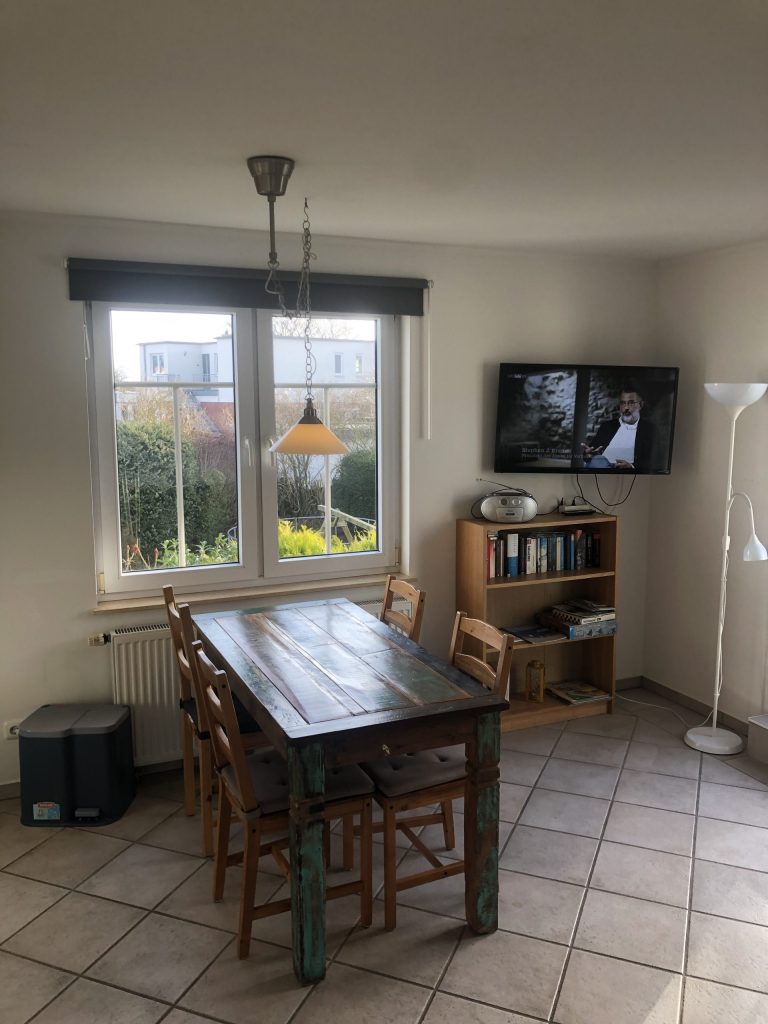 Essbereich mit Fernseher und Fenster